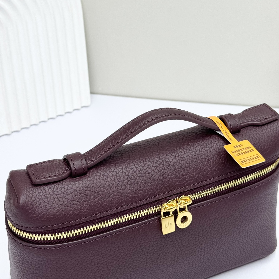 L0r0 P1ana Extra Pocket L19 Grained Calfskin 11 x 19 x 6.5 cm