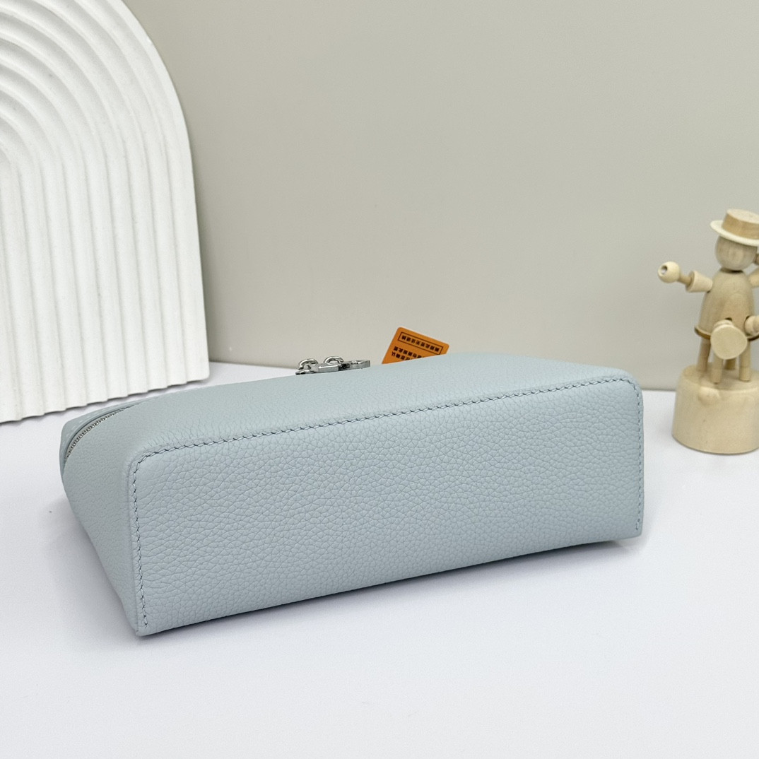 L0r0 P1ana Extra Pocket L19 Grained Calfskin 11 x 19 x 6.5 cm