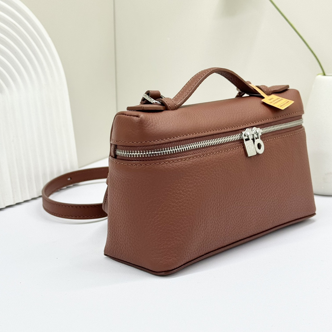 L0r0 P1ana Extra Pocket L19 Grained Calfskin 11 x 19 x 6.5 cm