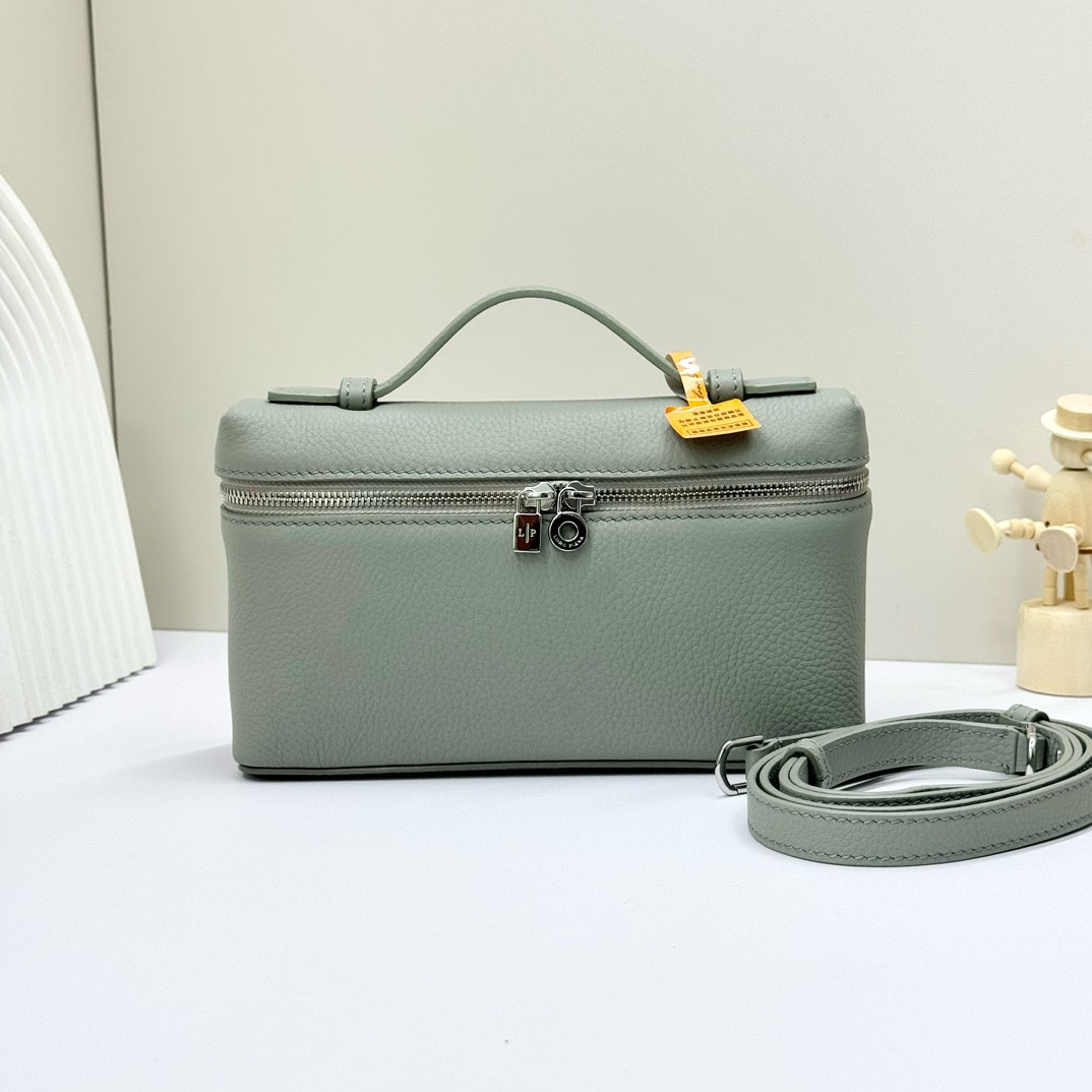 L0r0 P1ana Extra Pocket L19 Grained Calfskin 11 x 19 x 6.5 cm