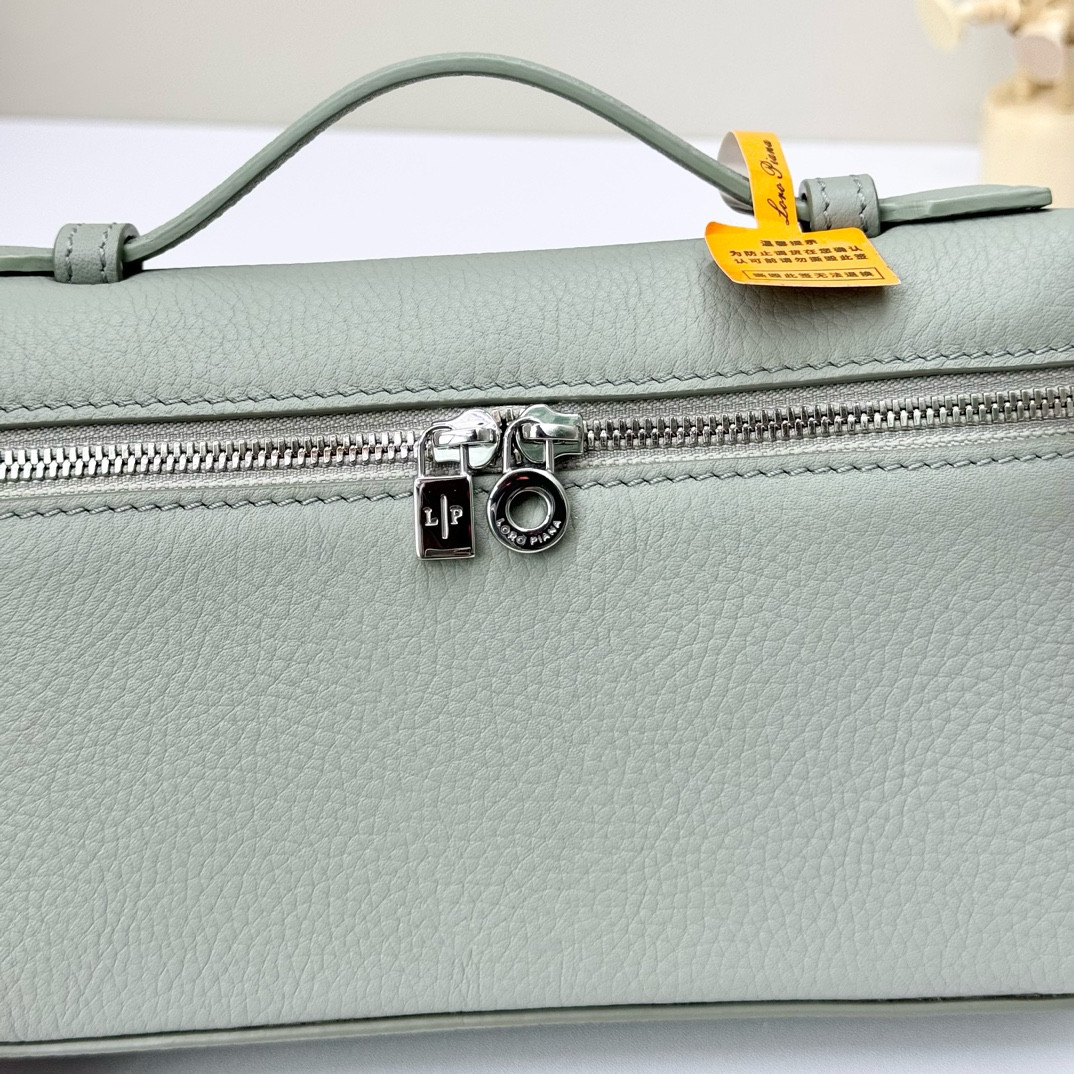 L0r0 P1ana Extra Pocket L19 Grained Calfskin 11 x 19 x 6.5 cm