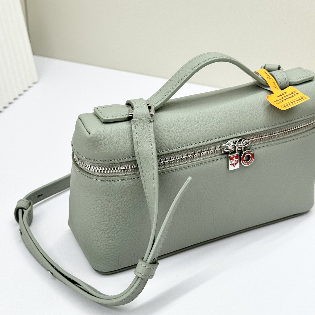 L0r0 P1ana Extra Pocket L19 Grained Calfskin 11 x 19 x 6.5 cm