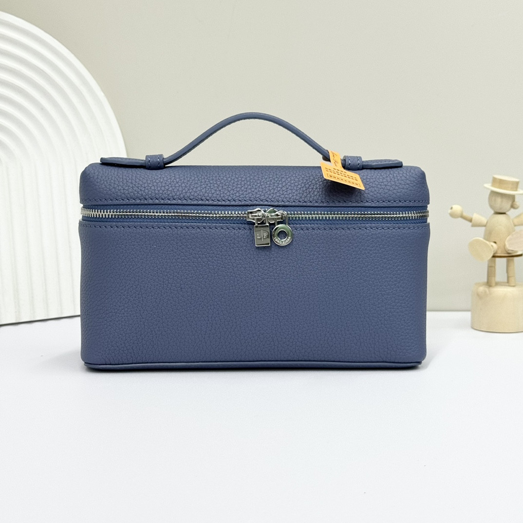 L0r0 P1ana Extra Pocket L19 Grained Calfskin 11 x 19 x 6.5 cm