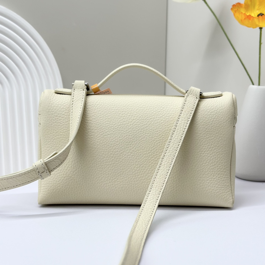 L0r0 P1ana Extra Pocket L19 Grained Calfskin 11 x 19 x 6.5 cm