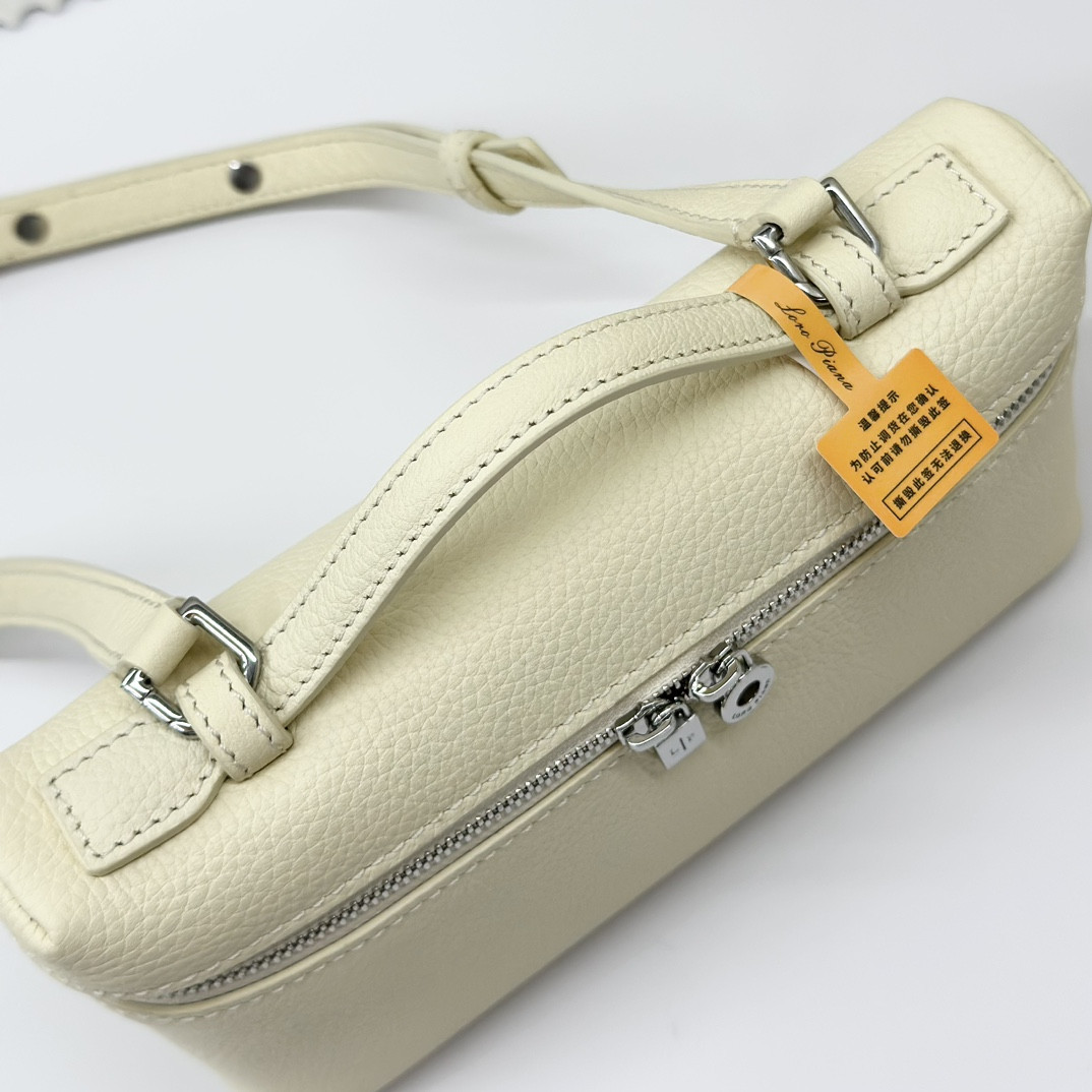 L0r0 P1ana Extra Pocket L19 Grained Calfskin 11 x 19 x 6.5 cm