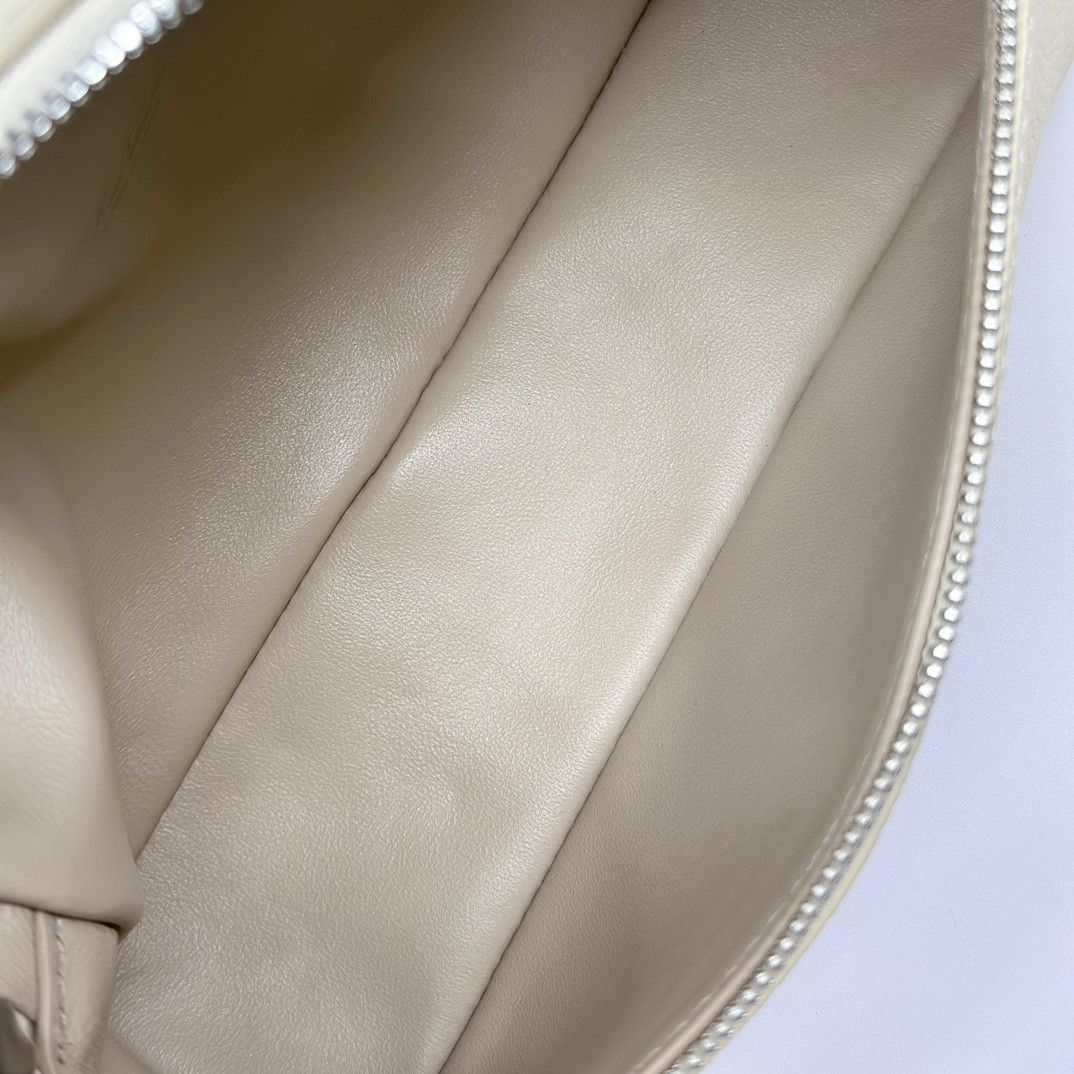 L0r0 P1ana Extra Pocket L19 Grained Calfskin 11 x 19 x 6.5 cm