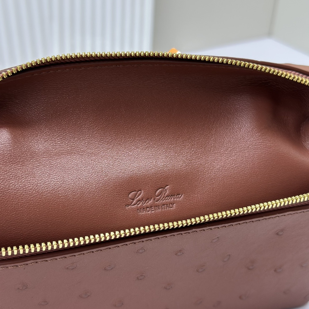 L0r0 P1ana Extra Pocket L19 Ostrich-grained Leather 11 x 19 x 6.5 cm