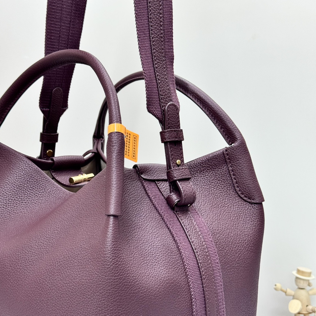 L0r0 P1ana Large Bale Bag Grained Calfskin 24 x 20 x 27 cm