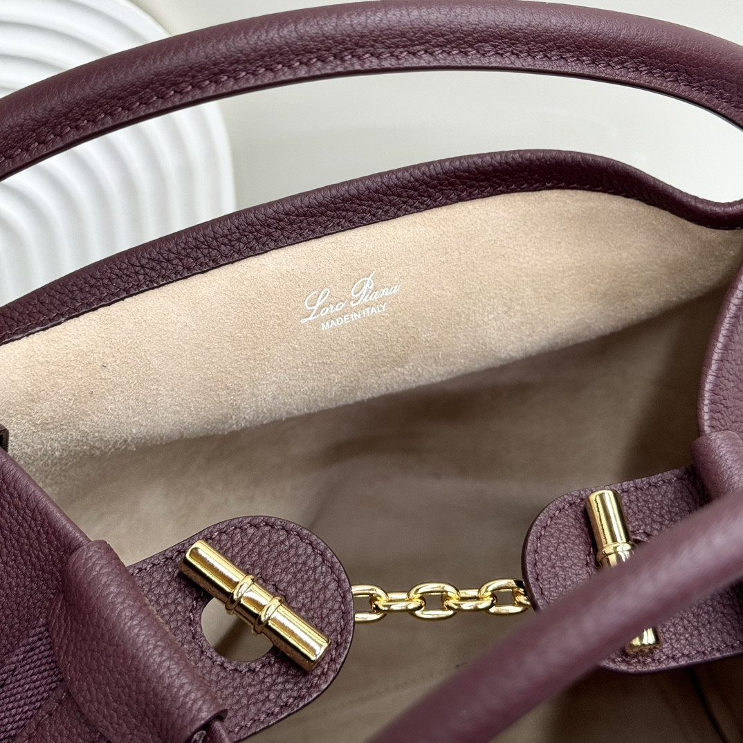 L0r0 P1ana Large Bale Bag Grained Calfskin 24 x 20 x 27 cm