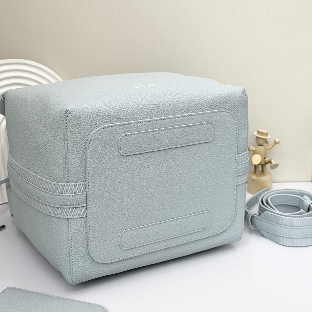 L0r0 P1ana Large Bale Bag Grained Calfskin 24 x 20 x 27 cm