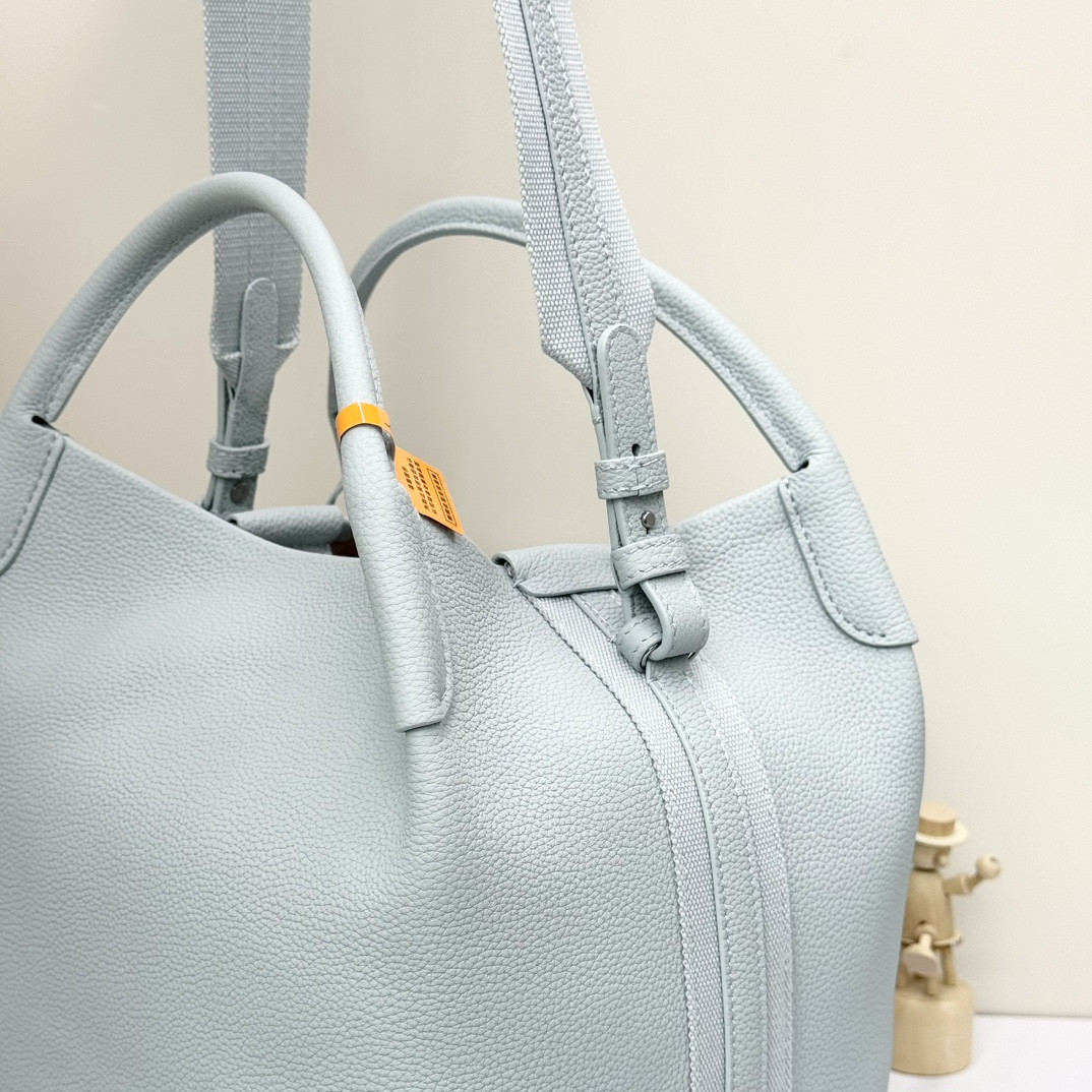 L0r0 P1ana Large Bale Bag Grained Calfskin 24 x 20 x 27 cm