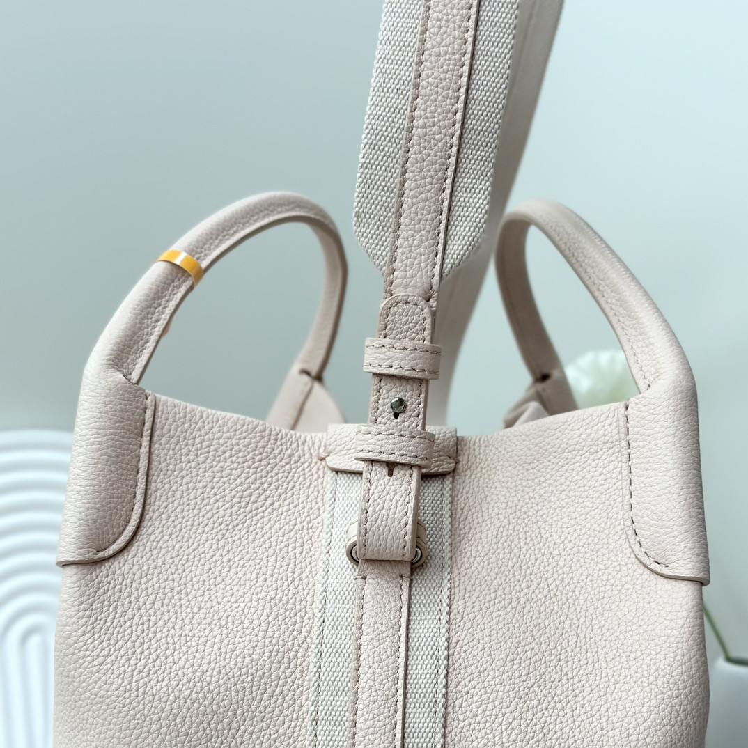 L0r0 P1ana Large Bale Bag Grained Calfskin 24 x 20 x 27 cm