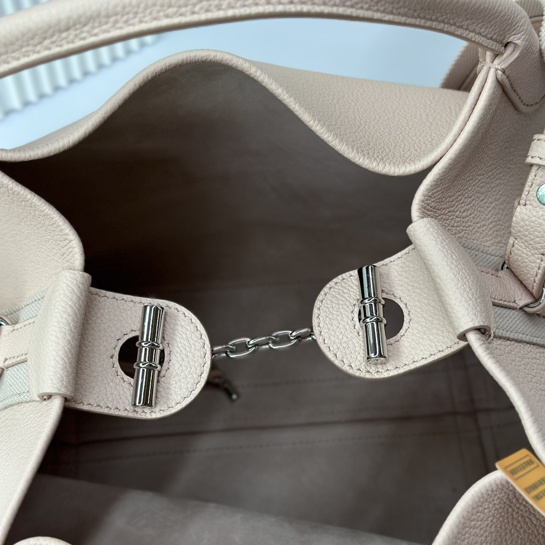 L0r0 P1ana Large Bale Bag Grained Calfskin 24 x 20 x 27 cm