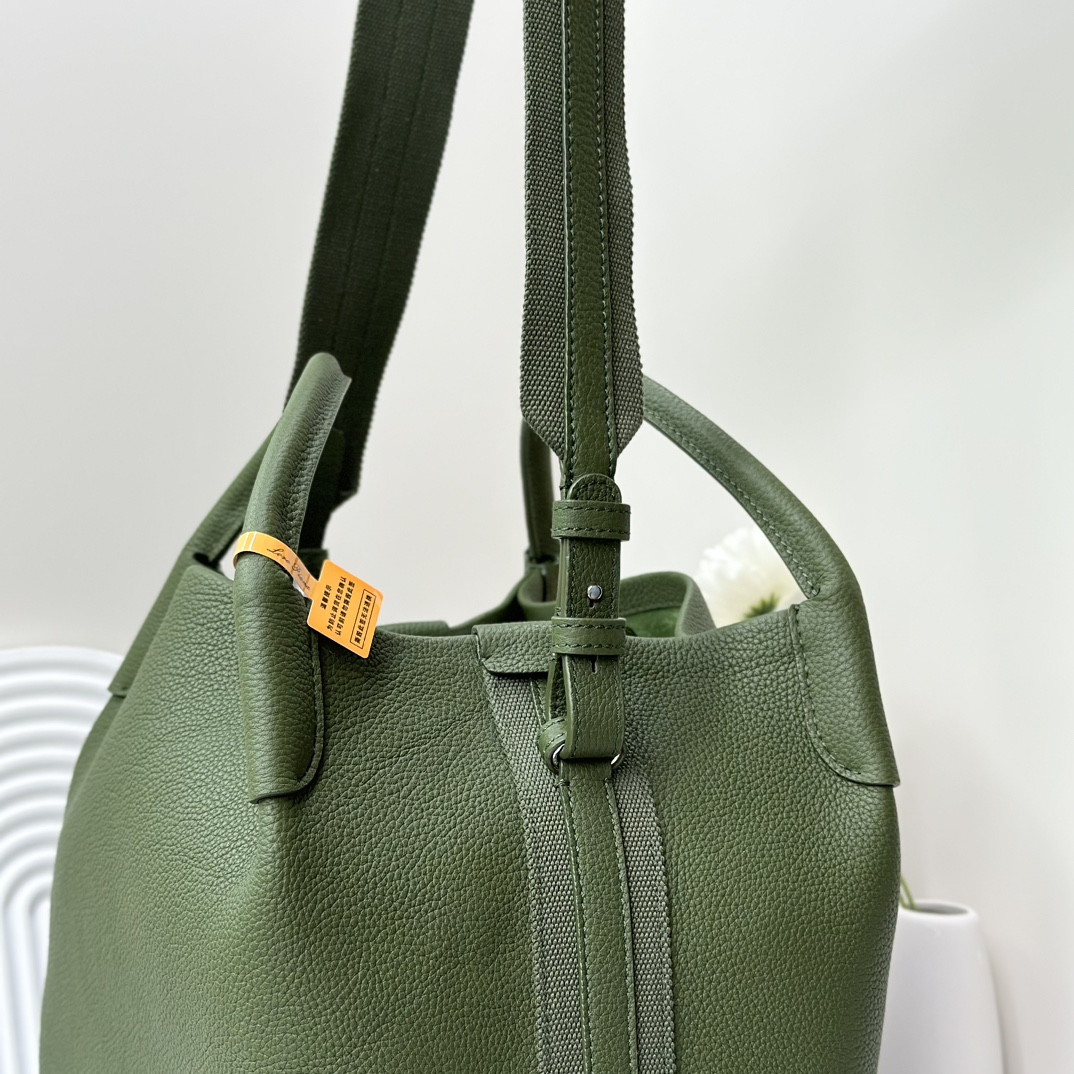 L0r0 P1ana Large Bale Bag Grained Calfskin 24 x 20 x 27 cm