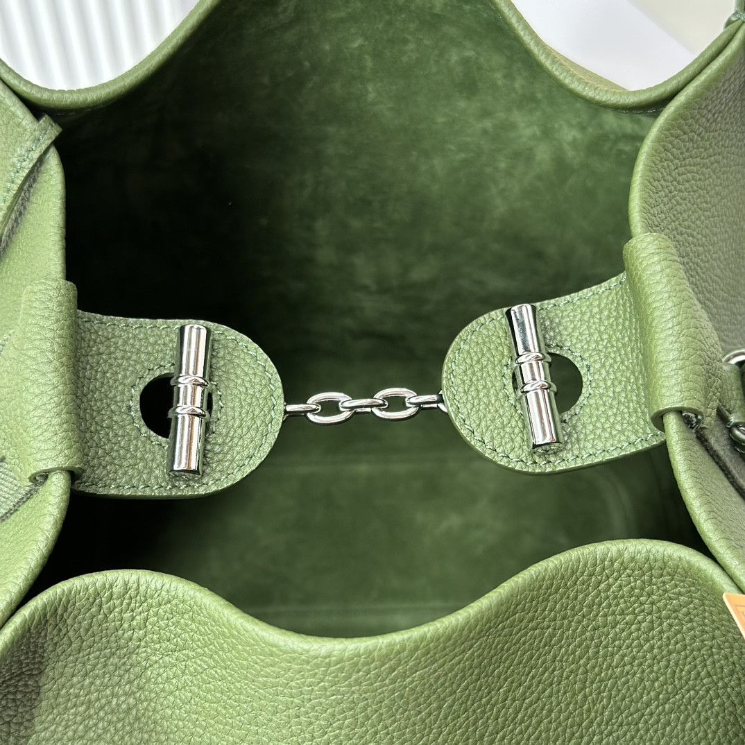 L0r0 P1ana Large Bale Bag Grained Calfskin 24 x 20 x 27 cm