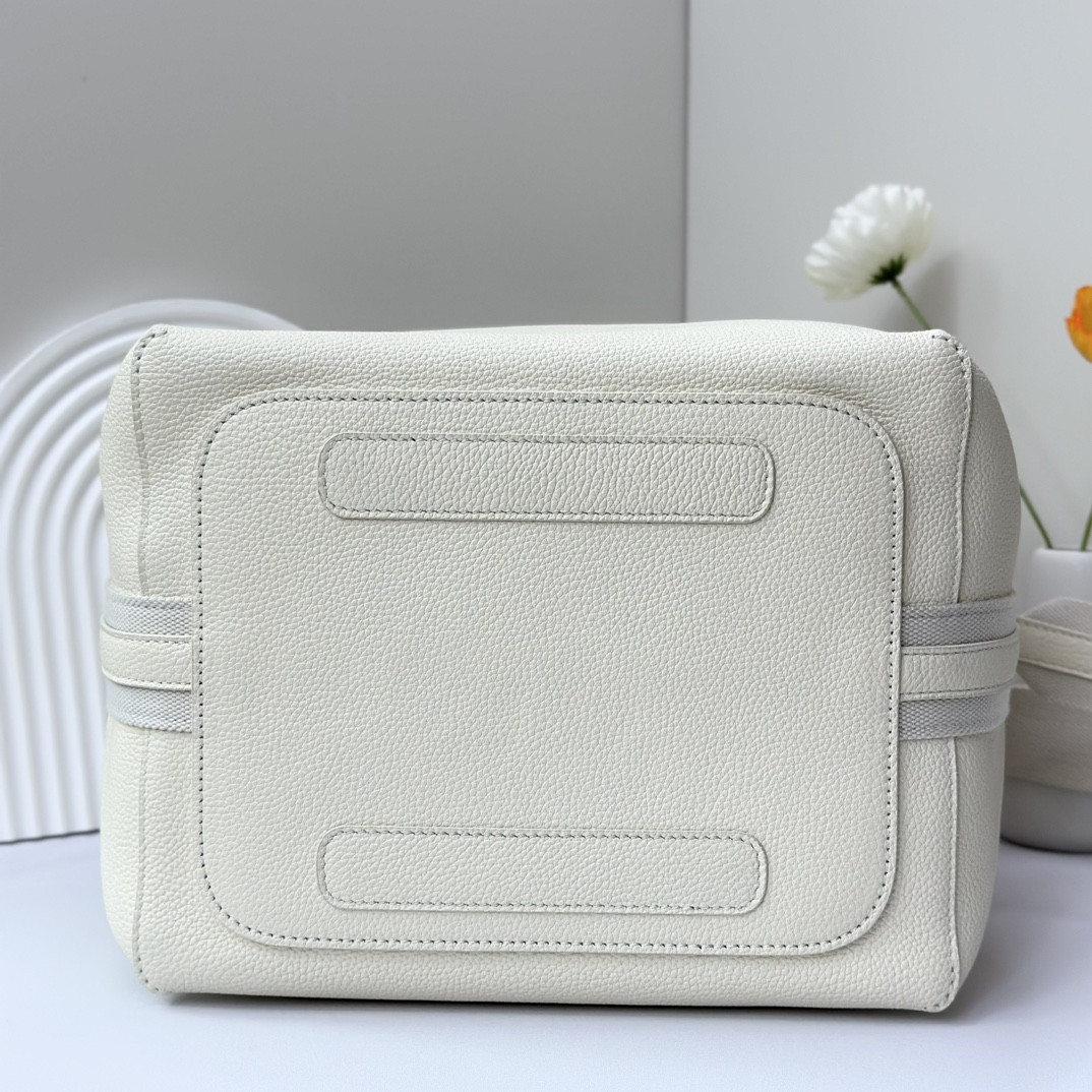 L0r0 P1ana Large Bale Bag Grained Calfskin 24 x 20 x 27 cm