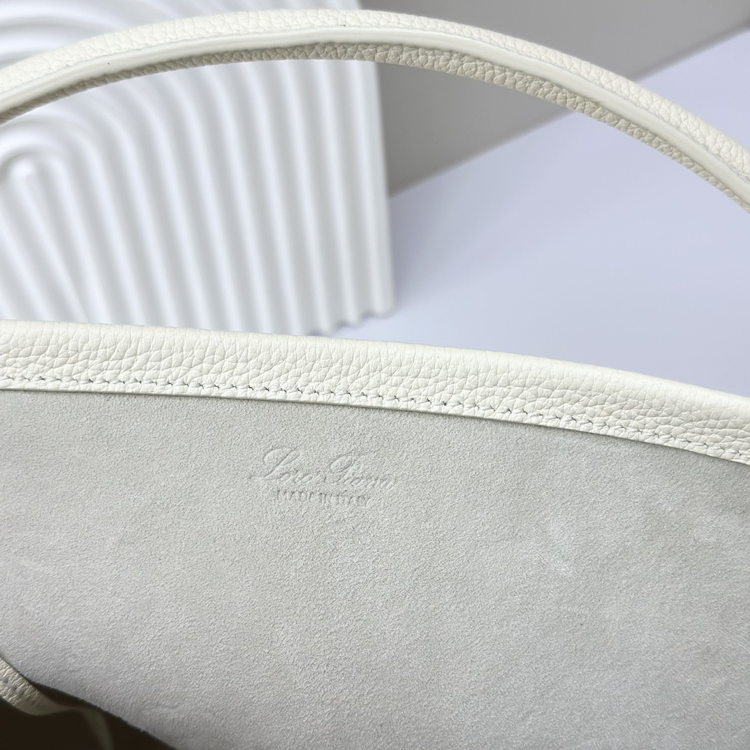 L0r0 P1ana Large Bale Bag Grained Calfskin 24 x 20 x 27 cm