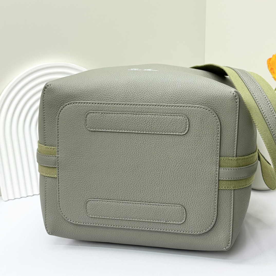 L0r0 P1ana Large Bale Bag Grained Calfskin 24 x 20 x 27 cm