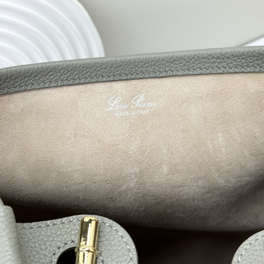 L0r0 P1ana Large Bale Bag Grained Calfskin 24 x 20 x 27 cm