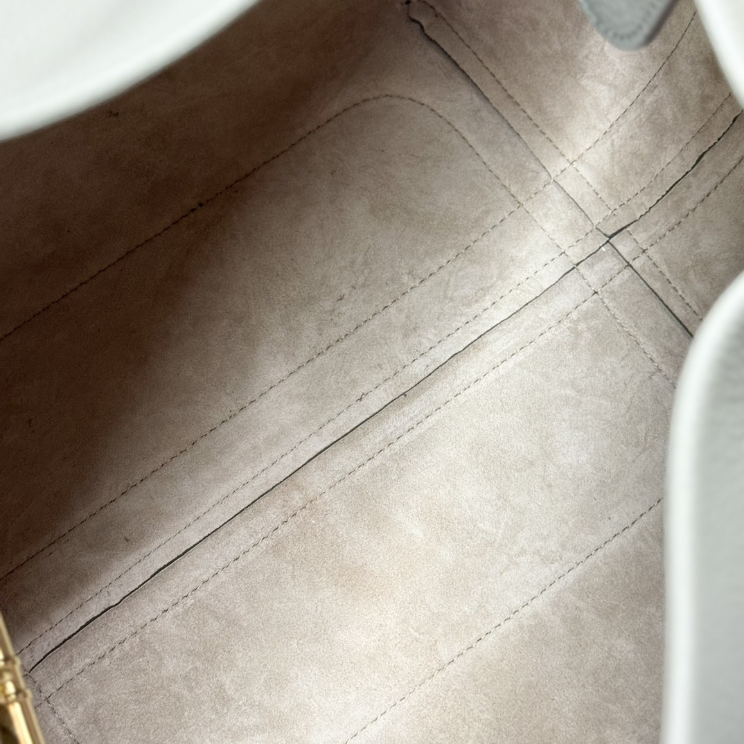 L0r0 P1ana Large Bale Bag Grained Calfskin 24 x 20 x 27 cm