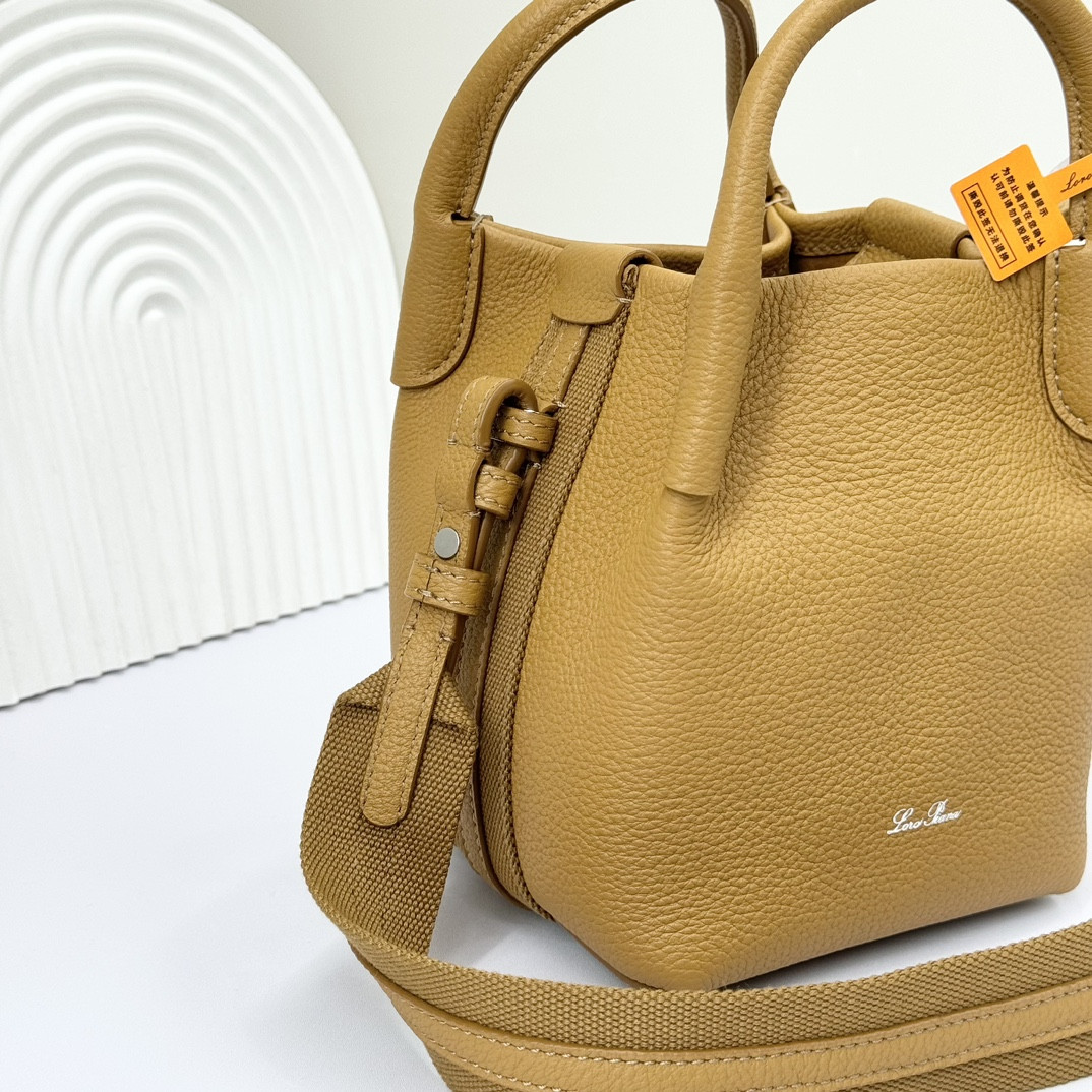 L0r0 P1ana Micro Bale Bag Grained Calfskin 23 x 16 x 14 cm