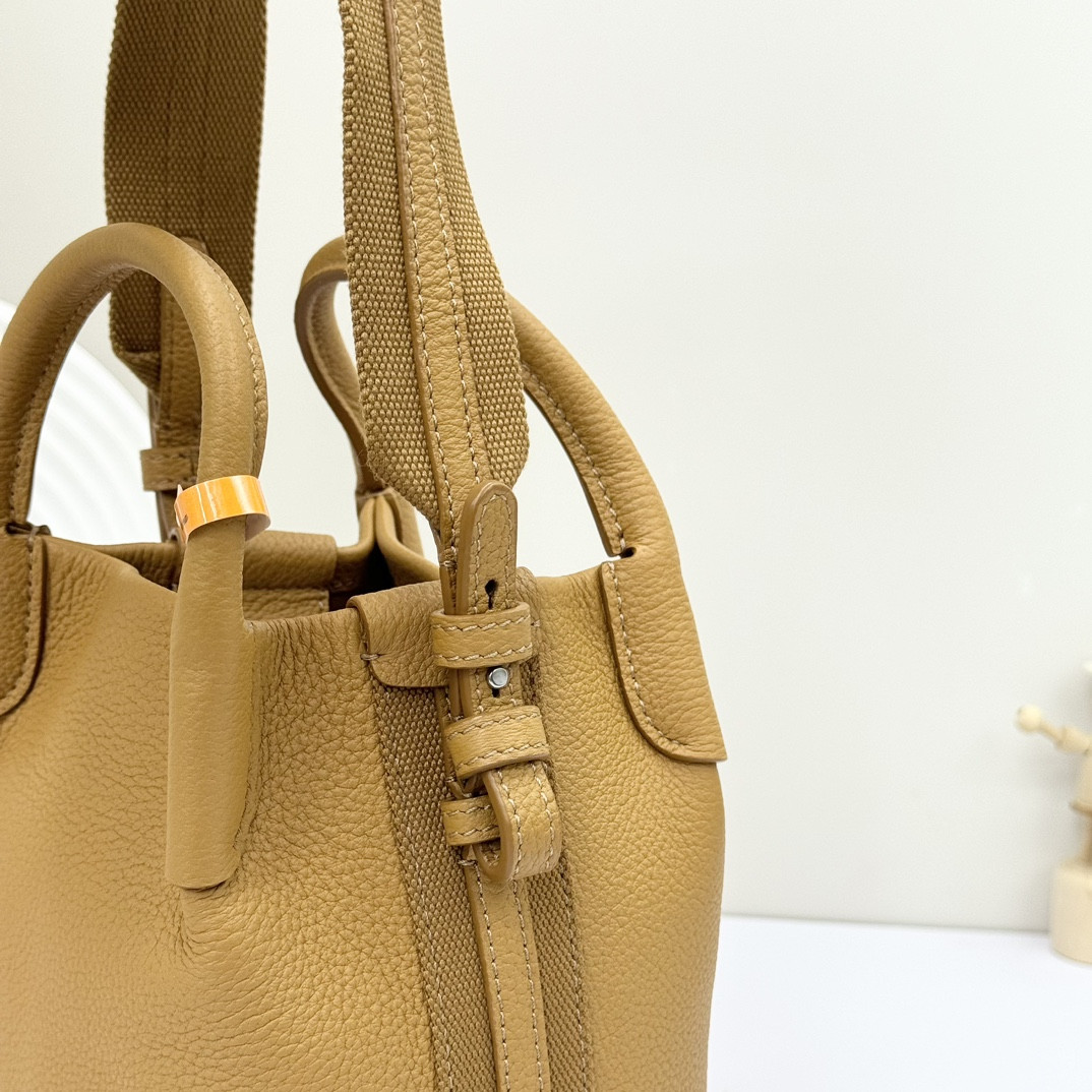 L0r0 P1ana Micro Bale Bag Grained Calfskin 23 x 16 x 14 cm