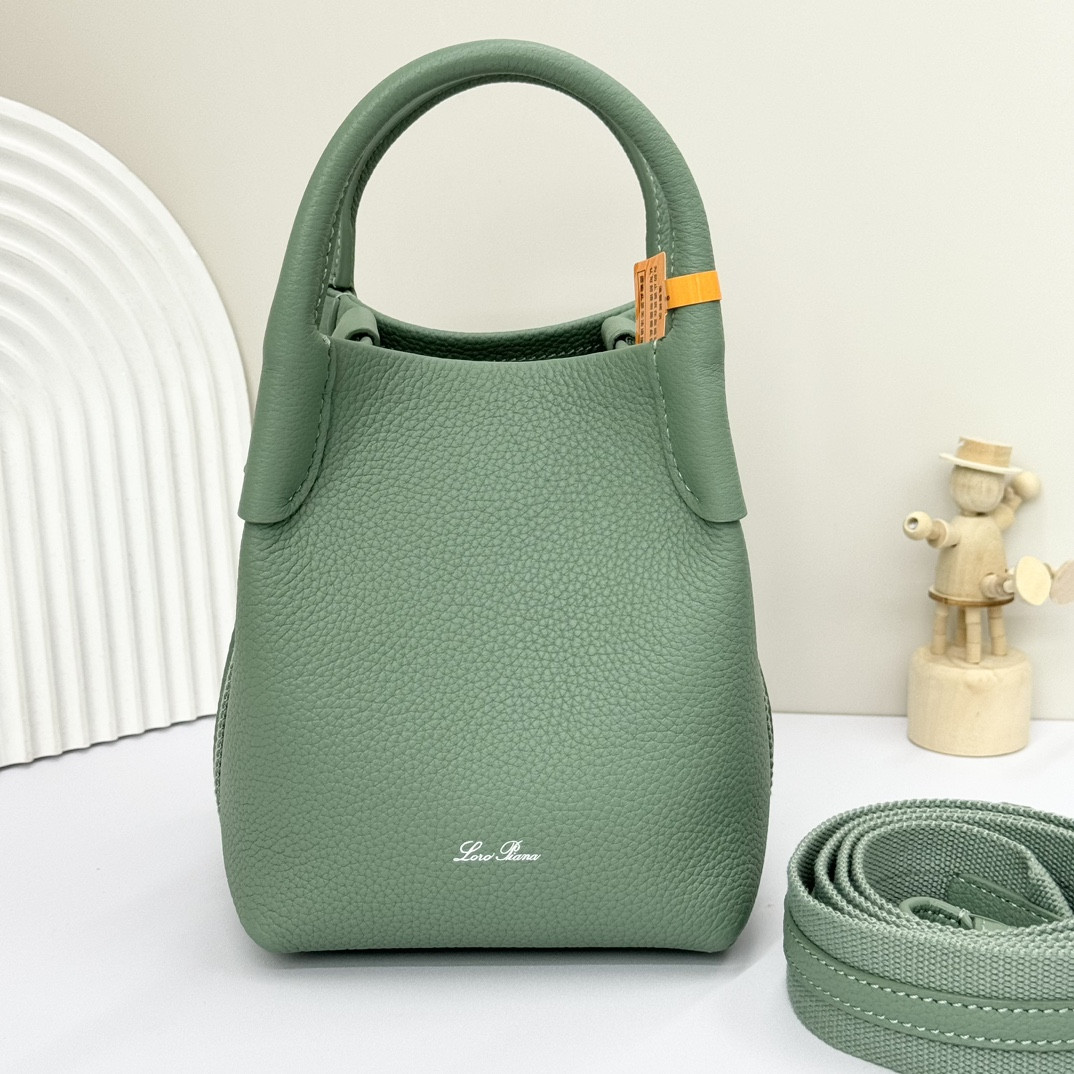 L0r0 P1ana Micro Bale Bag Grained Calfskin 23 x 16 x 14 cm