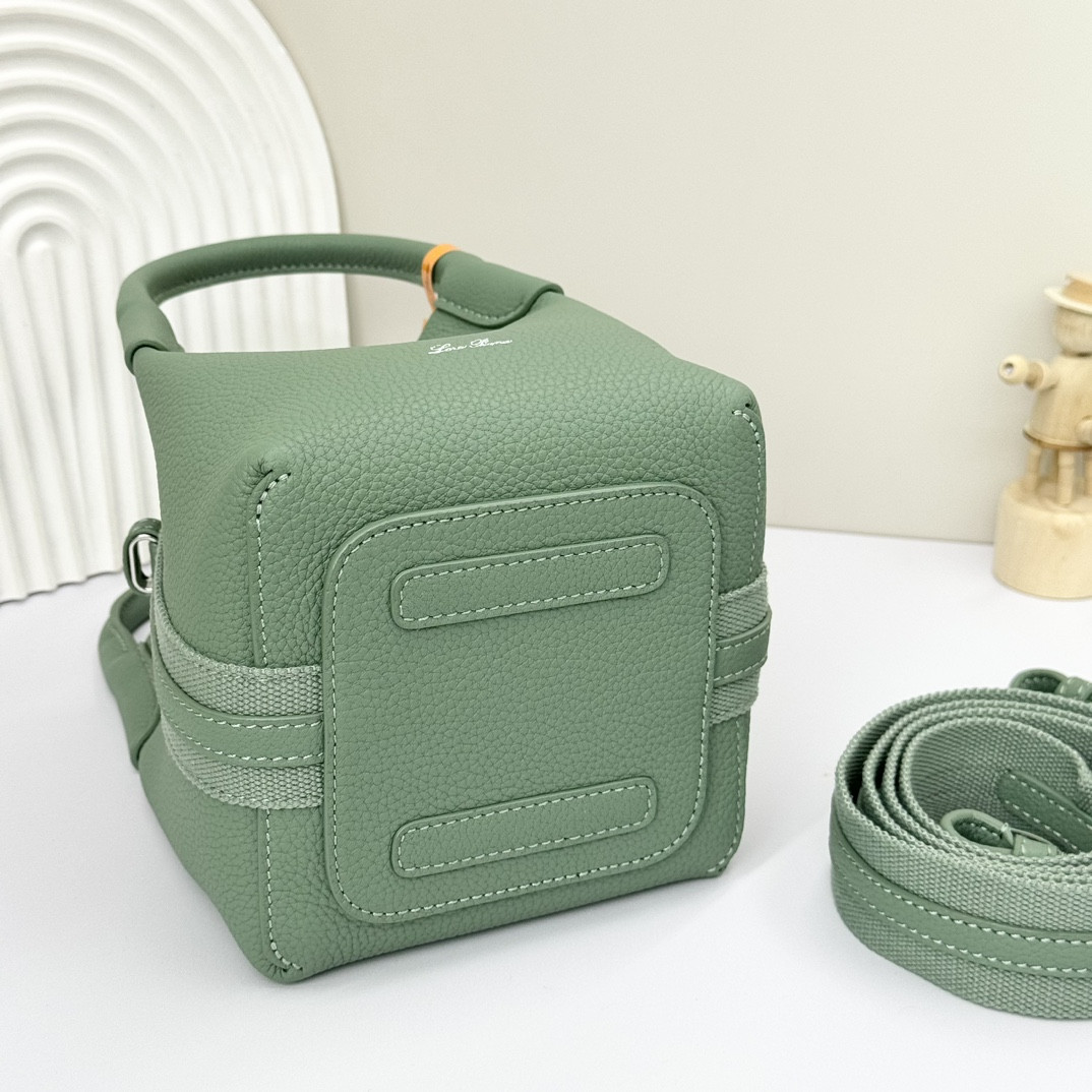 L0r0 P1ana Micro Bale Bag Grained Calfskin 23 x 16 x 14 cm