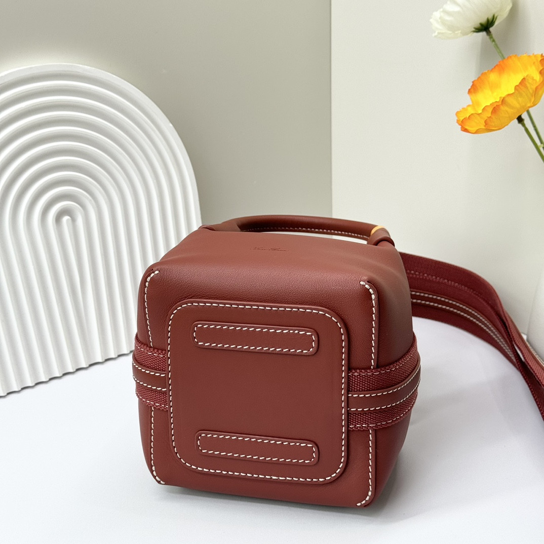 L0r0 P1ana Micro Bale bag  Smooth Calfskin 23 x 16 x 14 cm