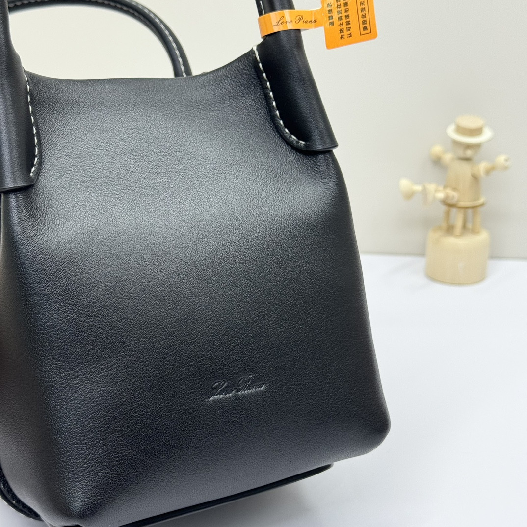 L0r0 P1ana Micro Bale bag Smooth Calfskin 23 x 16 x 14 cm