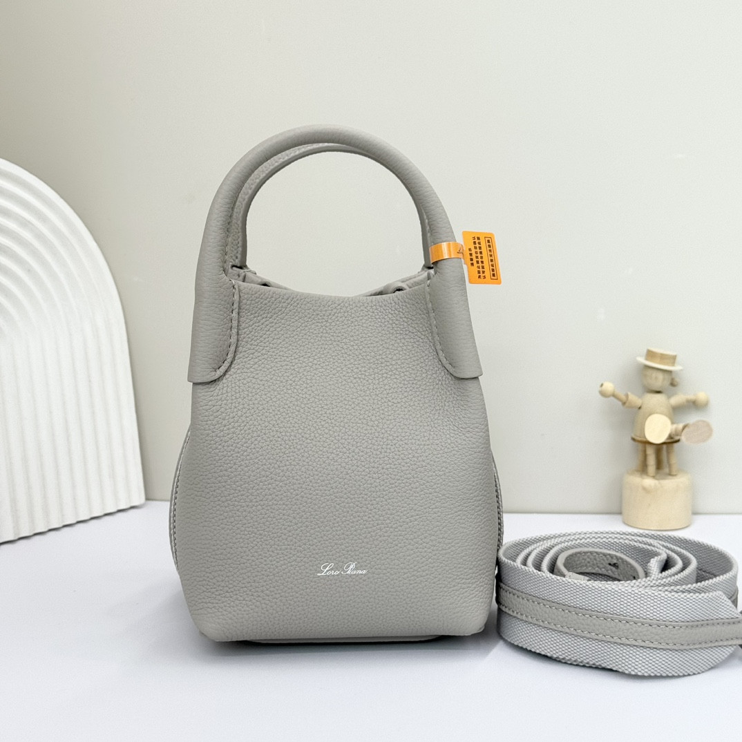 L0r0 P1ana Micro Bale bag Grained Calfskin 23 x 16 x 14 cm