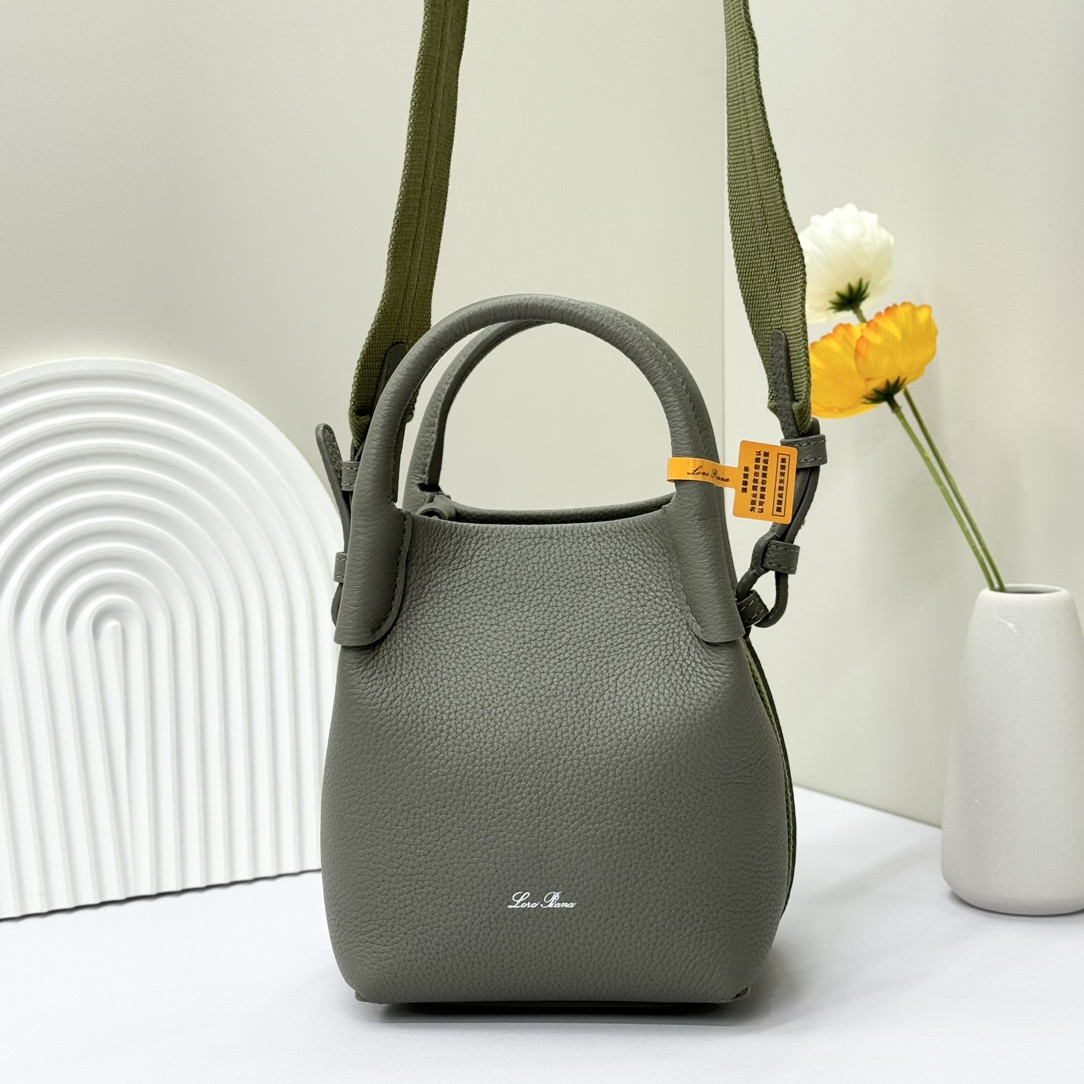 L0r0 P1ana Micro Bale bag Grained Calfskin 23 x 16 x 14 cm