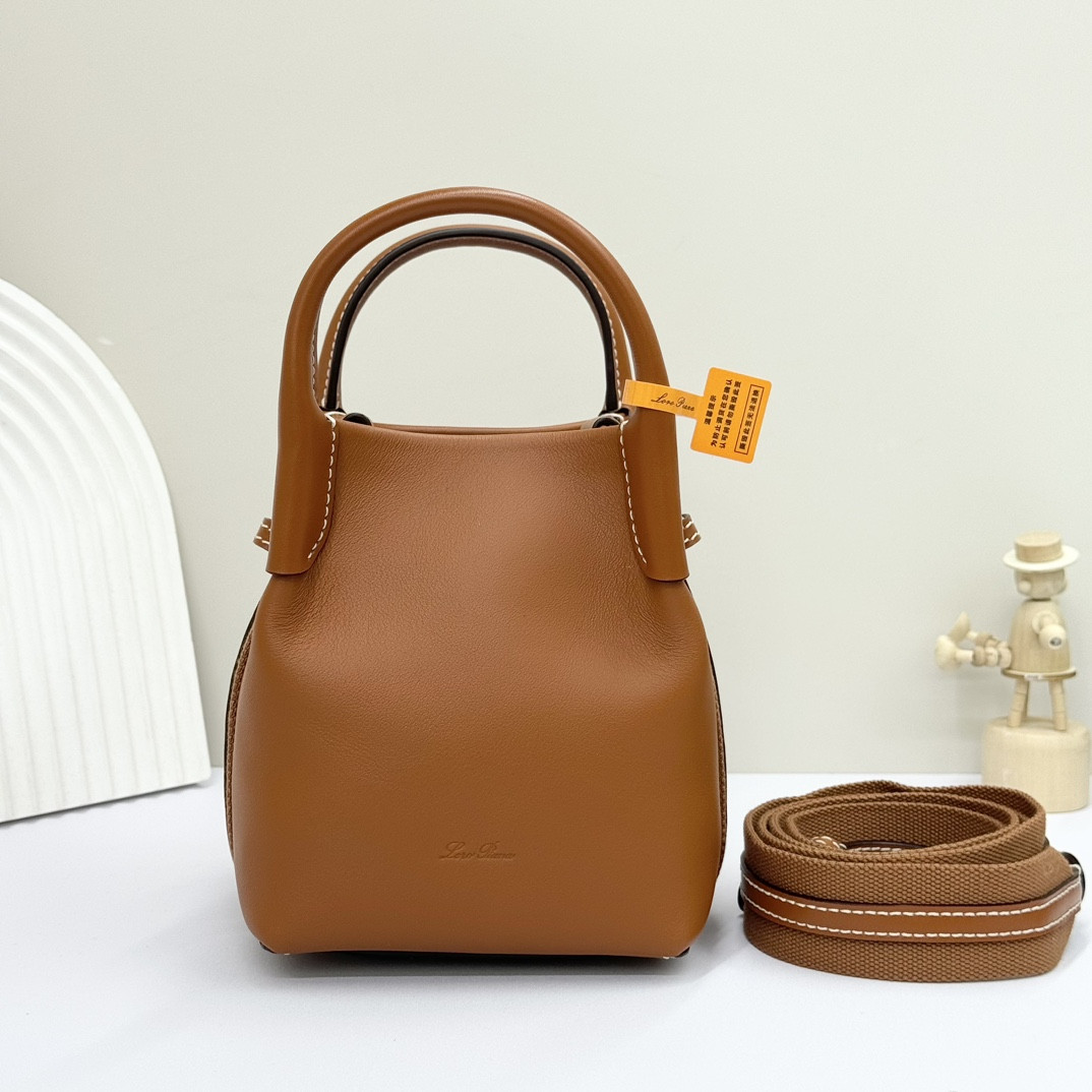 L0r0 P1ana Micro Bale bag Smooth Calfskin 23 x 16 x 14 cm