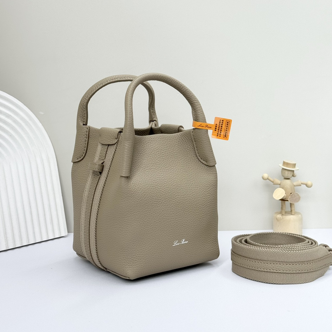 L0r0 P1ana Micro Bale bag Grained Calfskin 23 x 16 x 14 cm