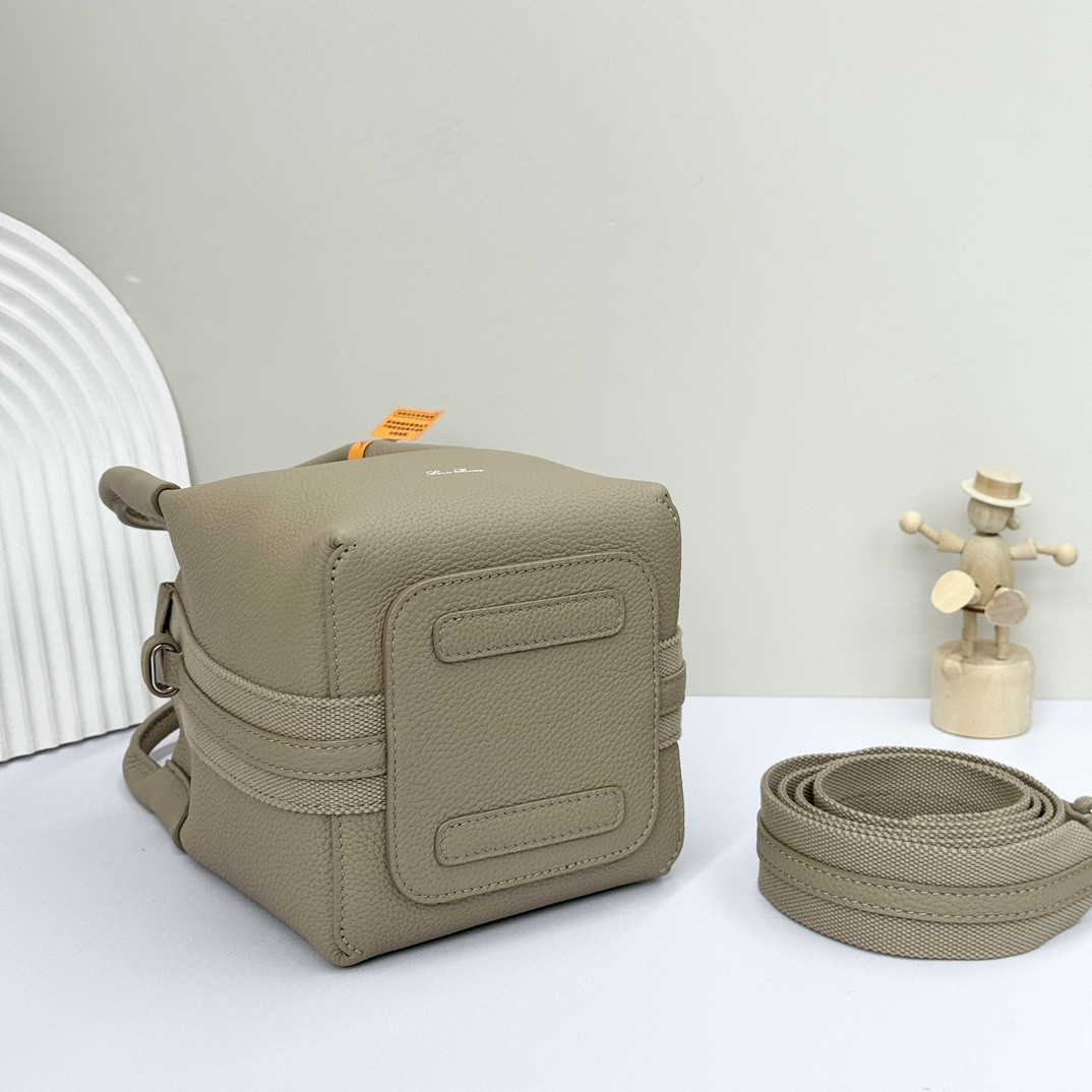 L0r0 P1ana Micro Bale bag Grained Calfskin 23 x 16 x 14 cm