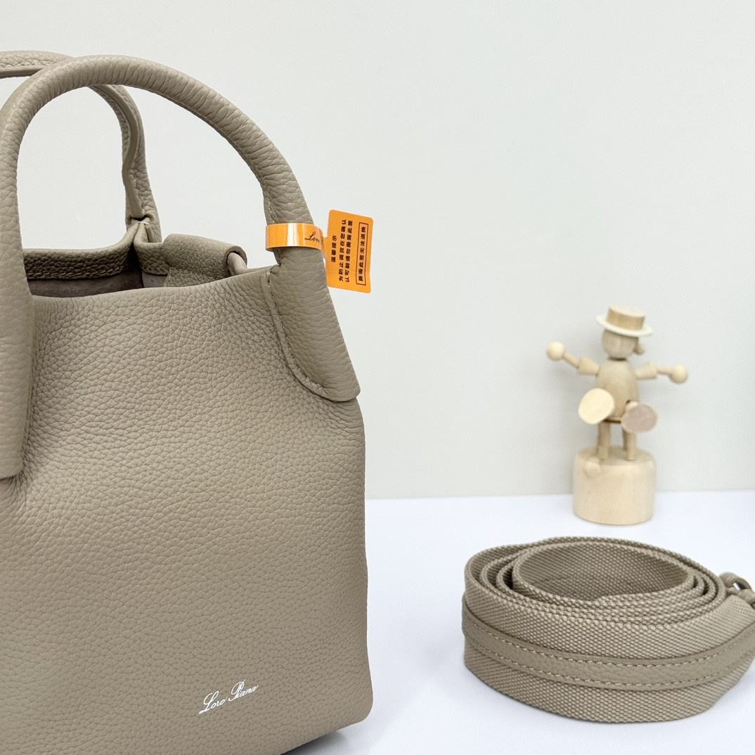 L0r0 P1ana Micro Bale bag Grained Calfskin 23 x 16 x 14 cm