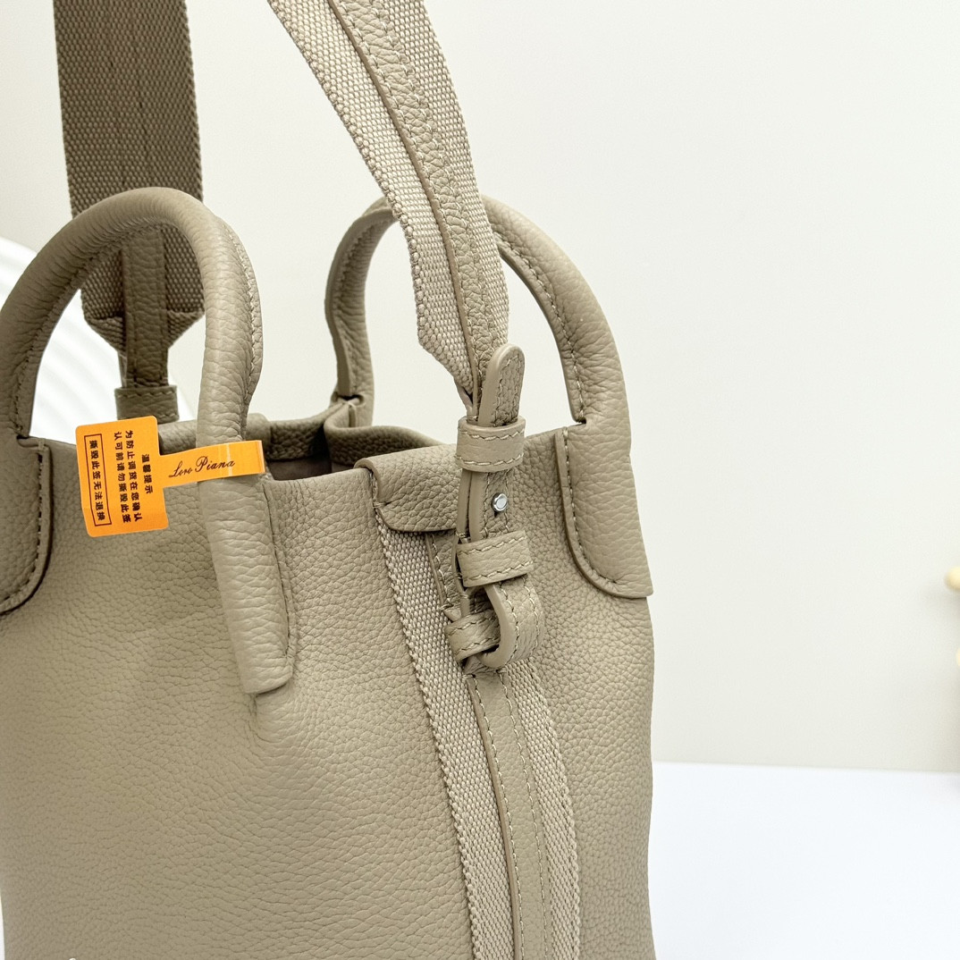 L0r0 P1ana Micro Bale bag Grained Calfskin 23 x 16 x 14 cm