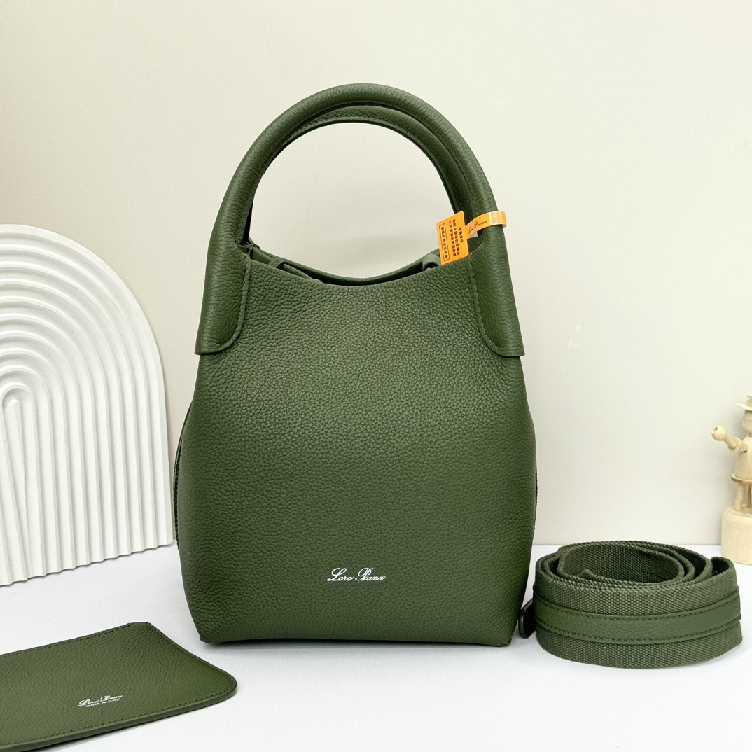 L0r0 P1ana Small Bale Bag Grained Calfskin 17 x 17 x 21 cm