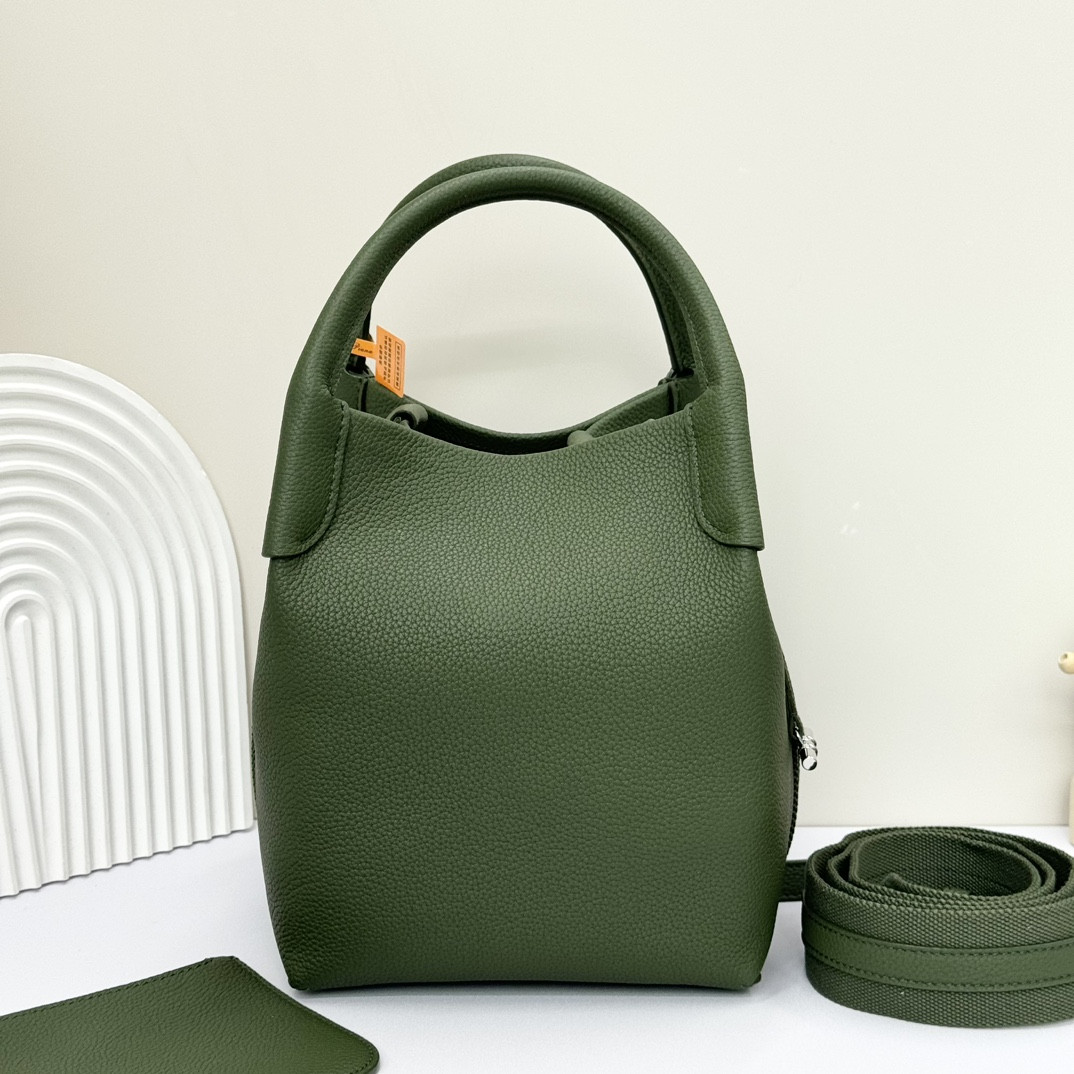 L0r0 P1ana Small Bale Bag Grained Calfskin 17 x 17 x 21 cm