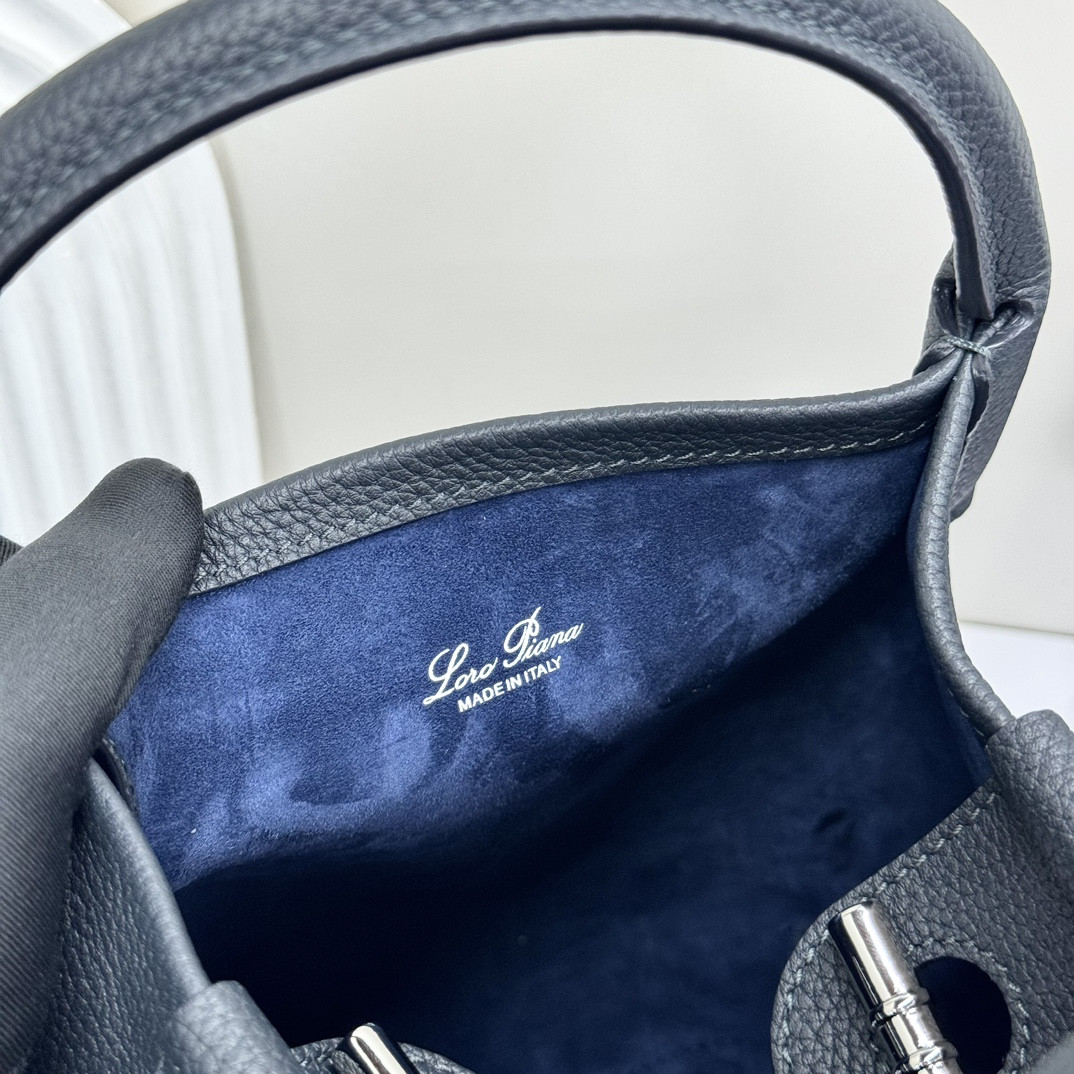 L0r0 P1ana Small Bale Bag Black Grained Calfskin 17 x 17 x 21 cm