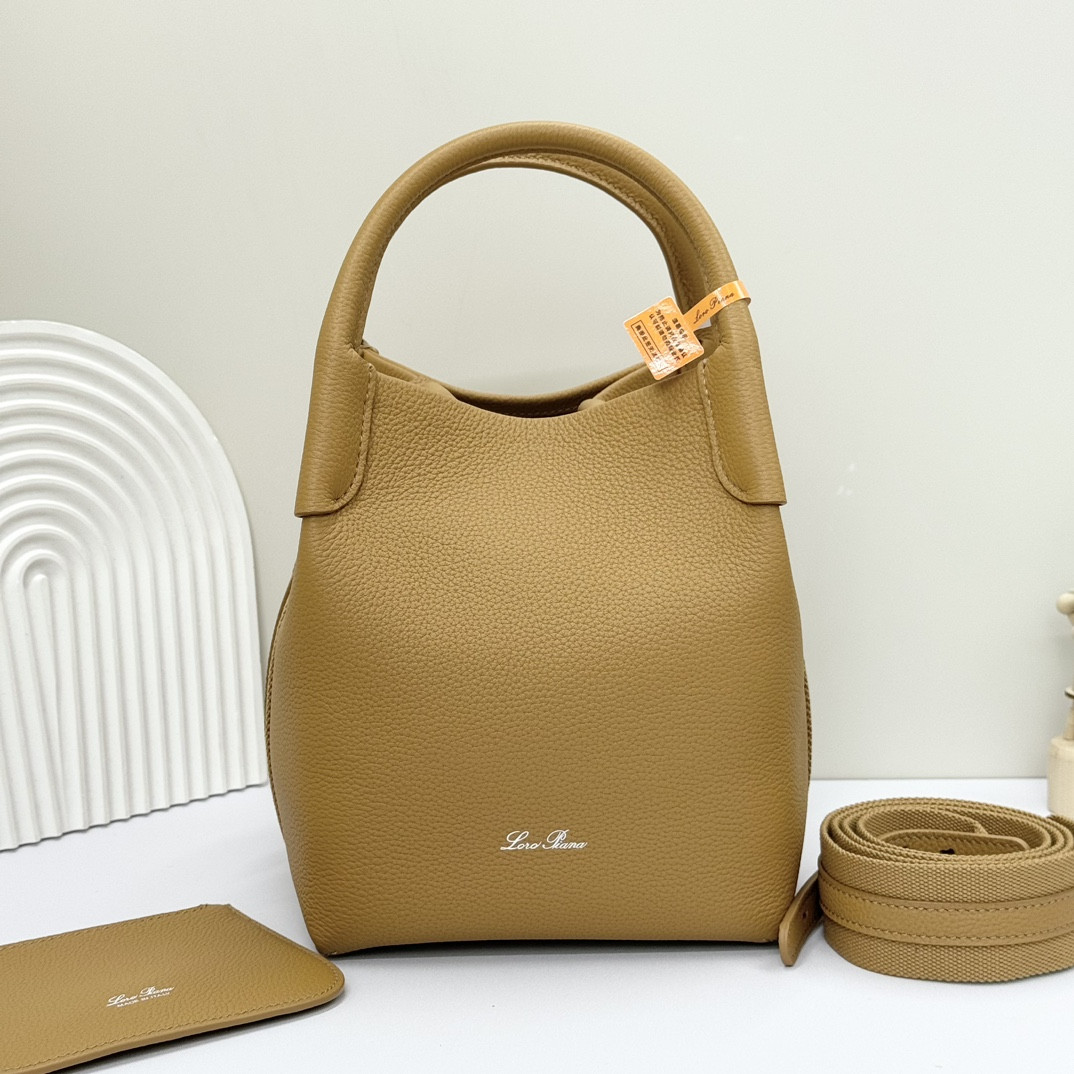 L0r0 P1ana Small Bale Bag Grained Calfskin 17 x 17 x 21 cm