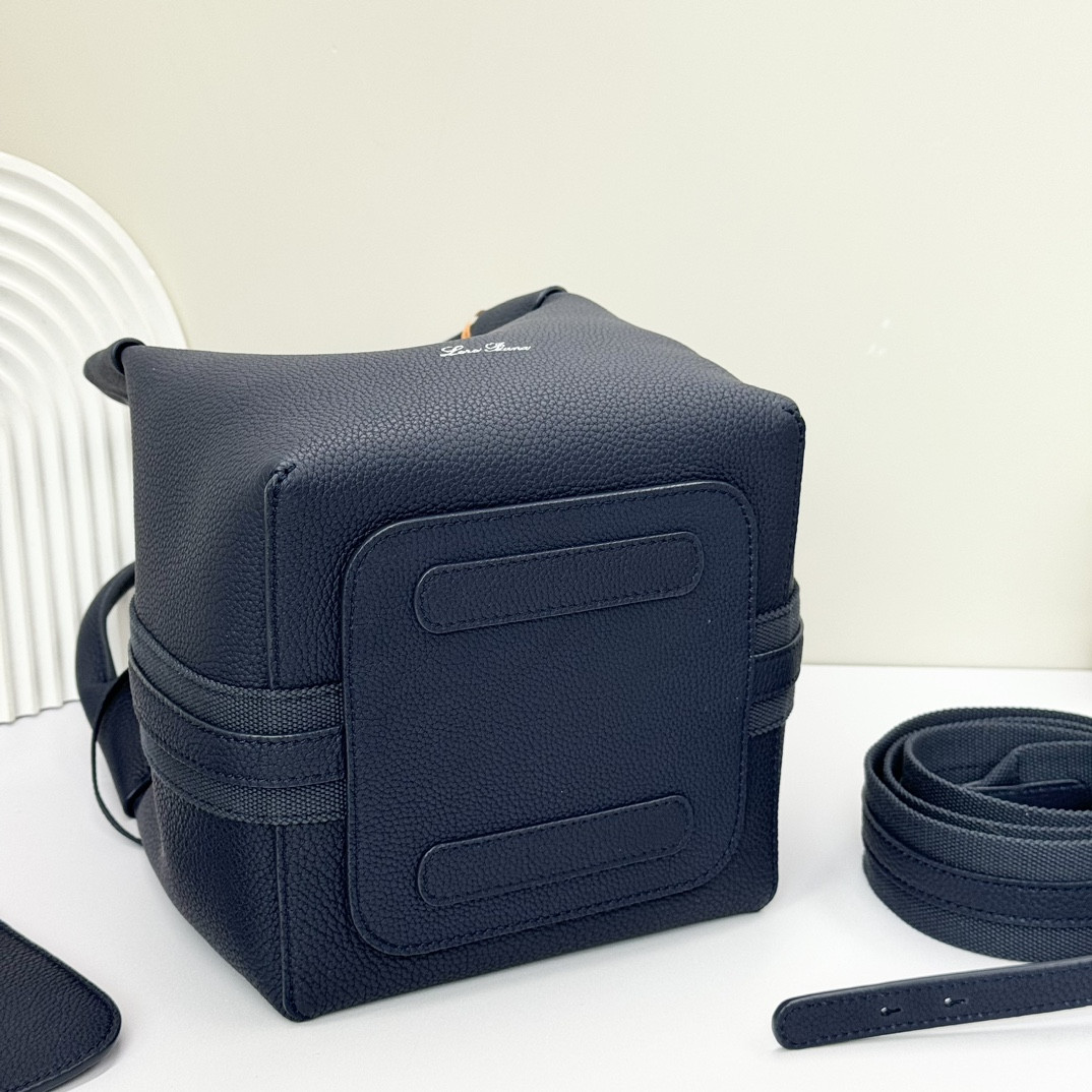 L0r0 P1ana Small Bale Bag Calfskin 17 x 17 x 21 cm