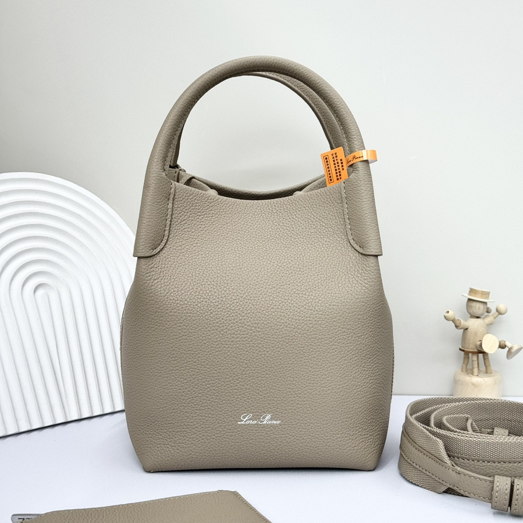 L0r0 P1ana Small Bale Bag Grained Calfskin 17 x 17 x 21 cm