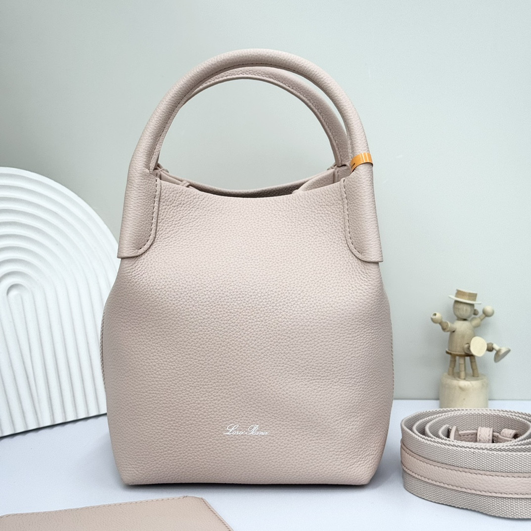 L0r0 P1ana Small Bale Bag Grained Calfskin 17 x 17 x 21 cm