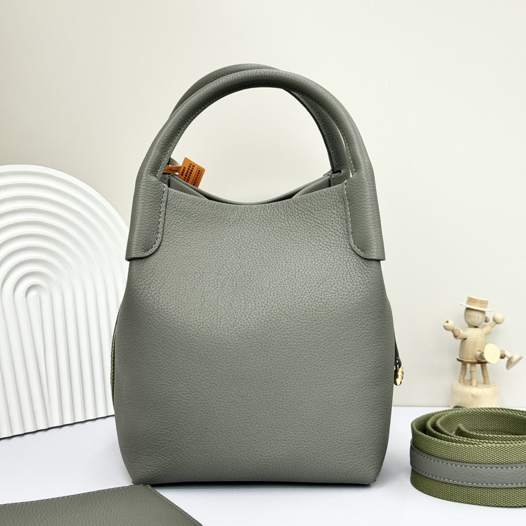 L0r0 P1ana Small Bale Bag Grained Calfskin 17 x 17 x 21 cm