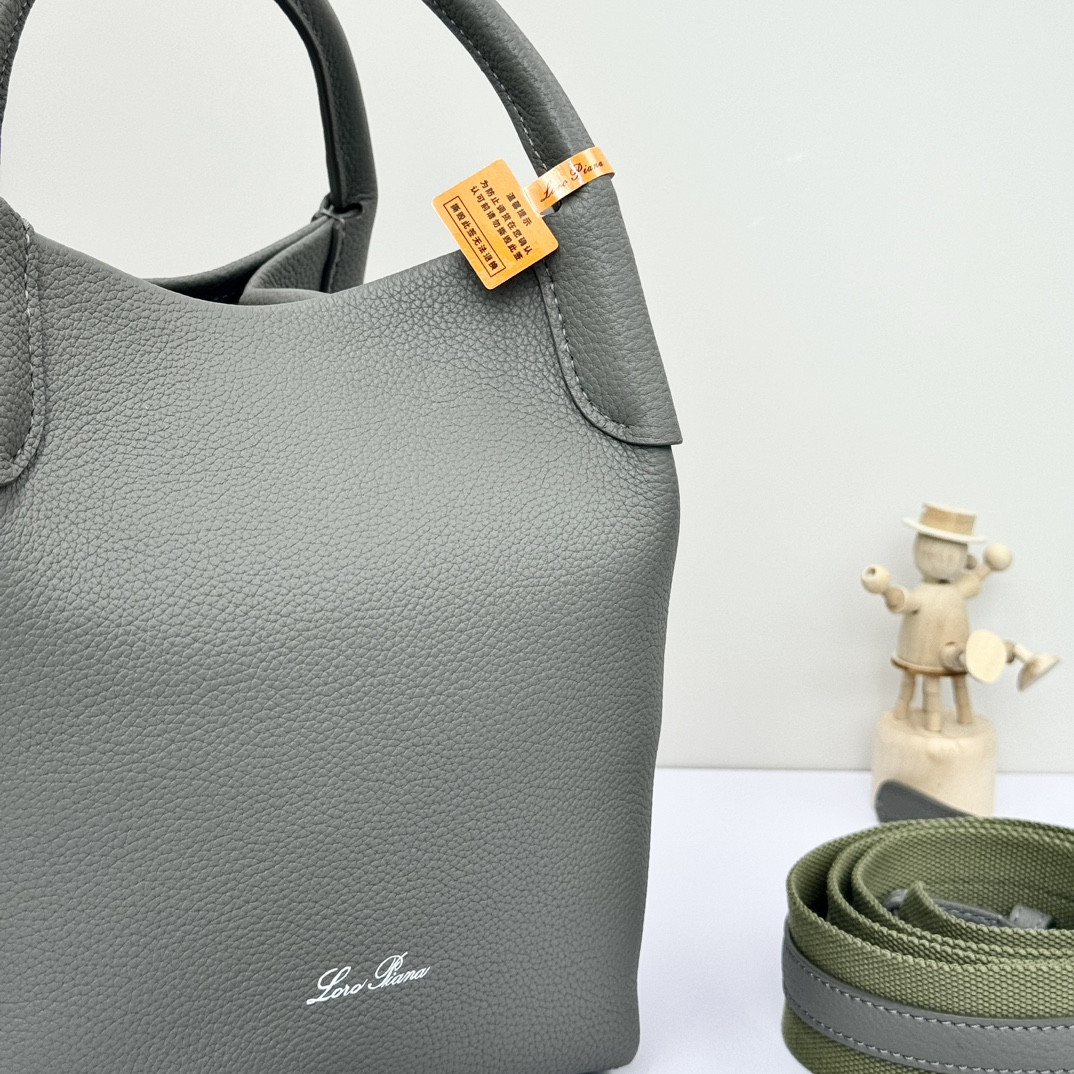 L0r0 P1ana Small Bale Bag Grained Calfskin 17 x 17 x 21 cm