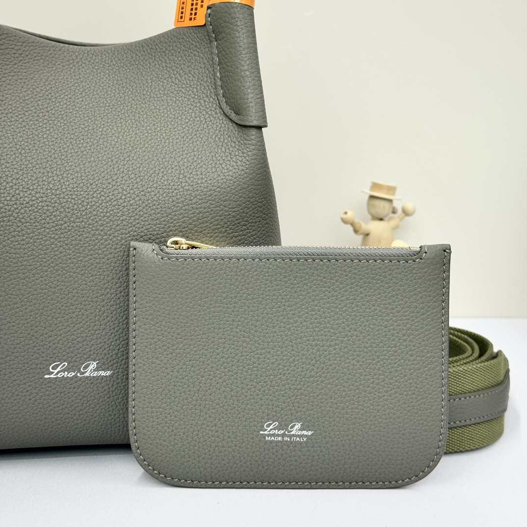 L0r0 P1ana Small Bale Bag Grained Calfskin 17 x 17 x 21 cm