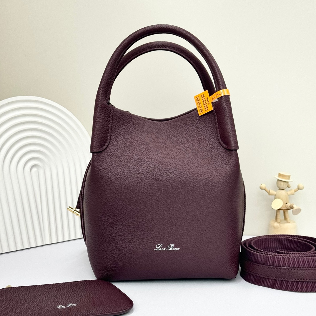 L0r0 P1ana Small Bale Bag Grained Calfskin 17 x 17 x 21 cm