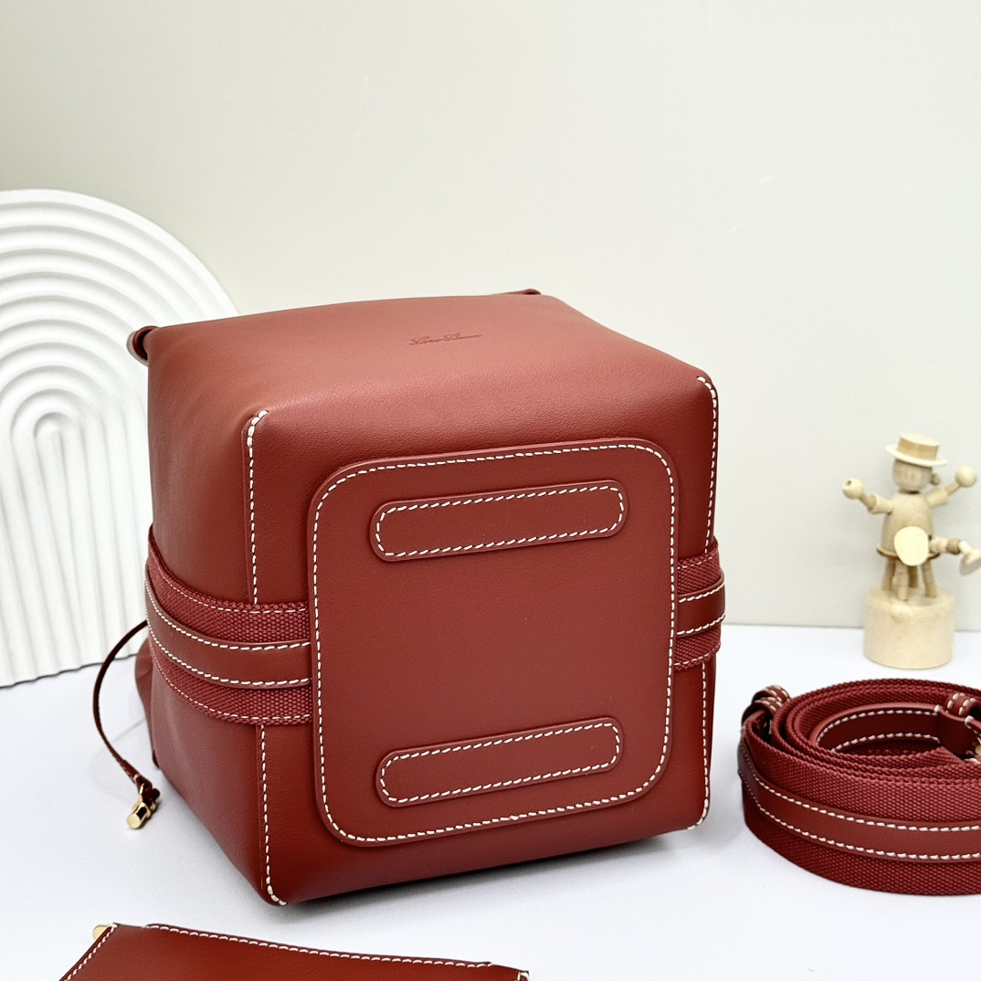 L0r0 P1ana Small Bale Bag Calfskin 17 x 17 x 21 cm