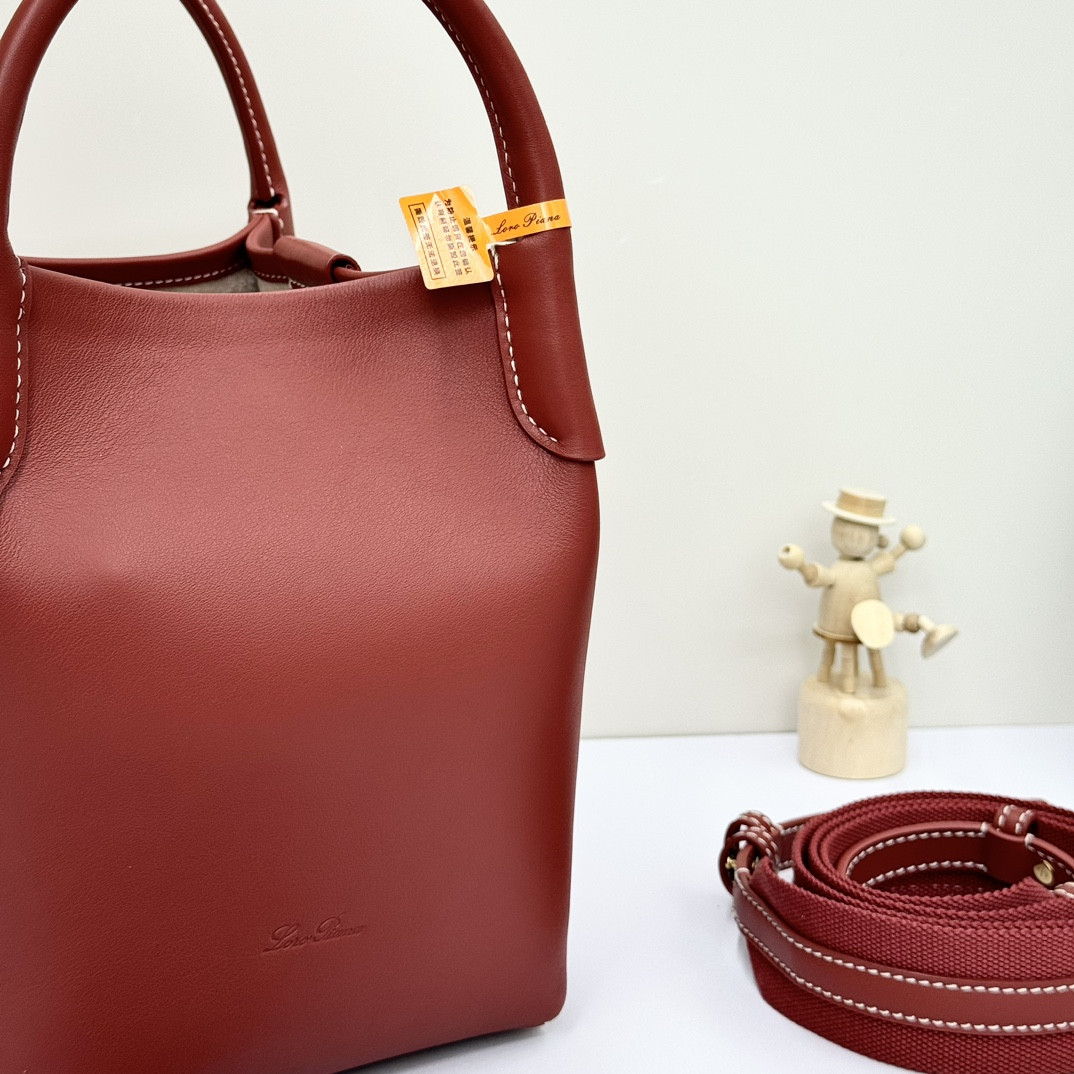 L0r0 P1ana Small Bale Bag Calfskin 17 x 17 x 21 cm